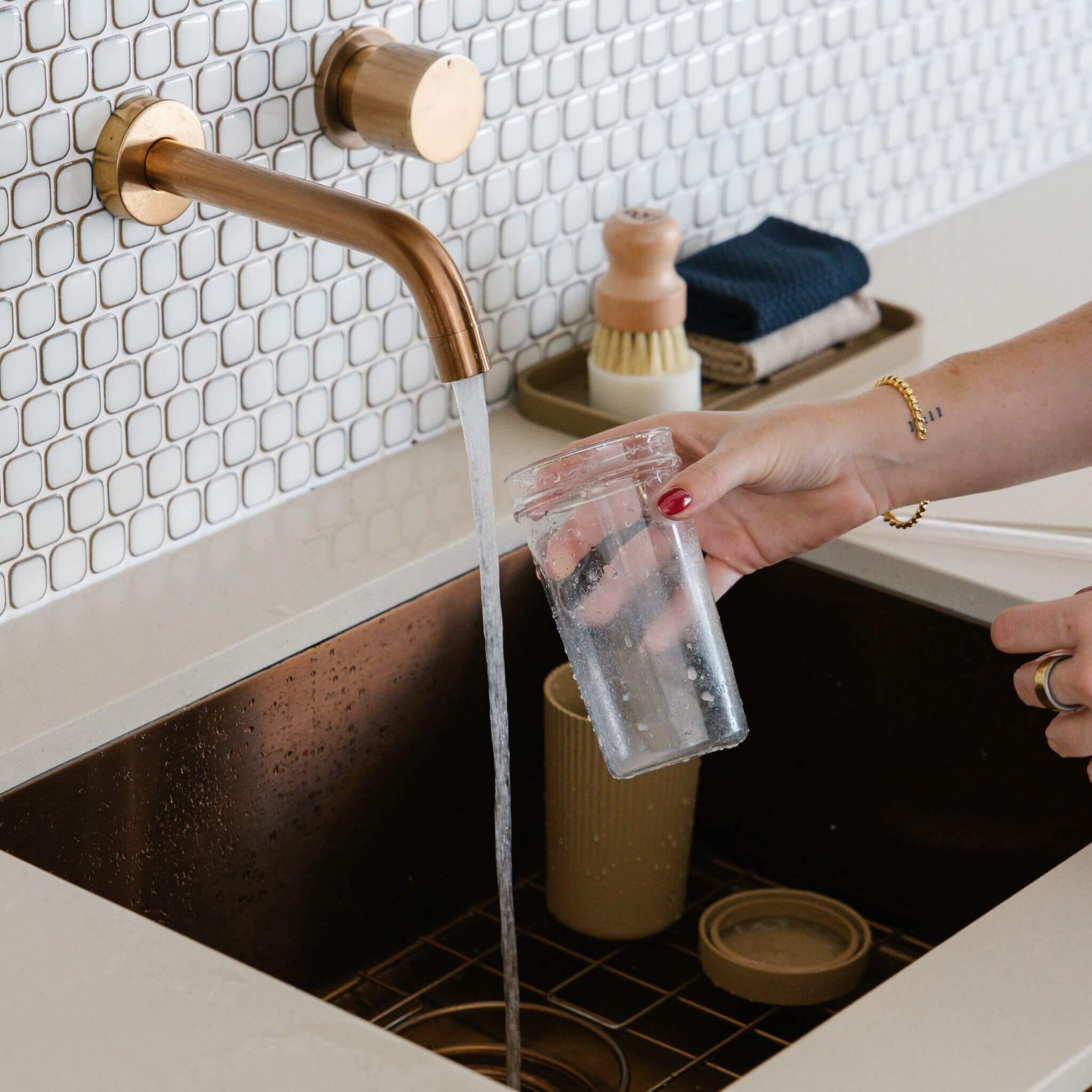 the smoothie cup being washed without its removable outer cover