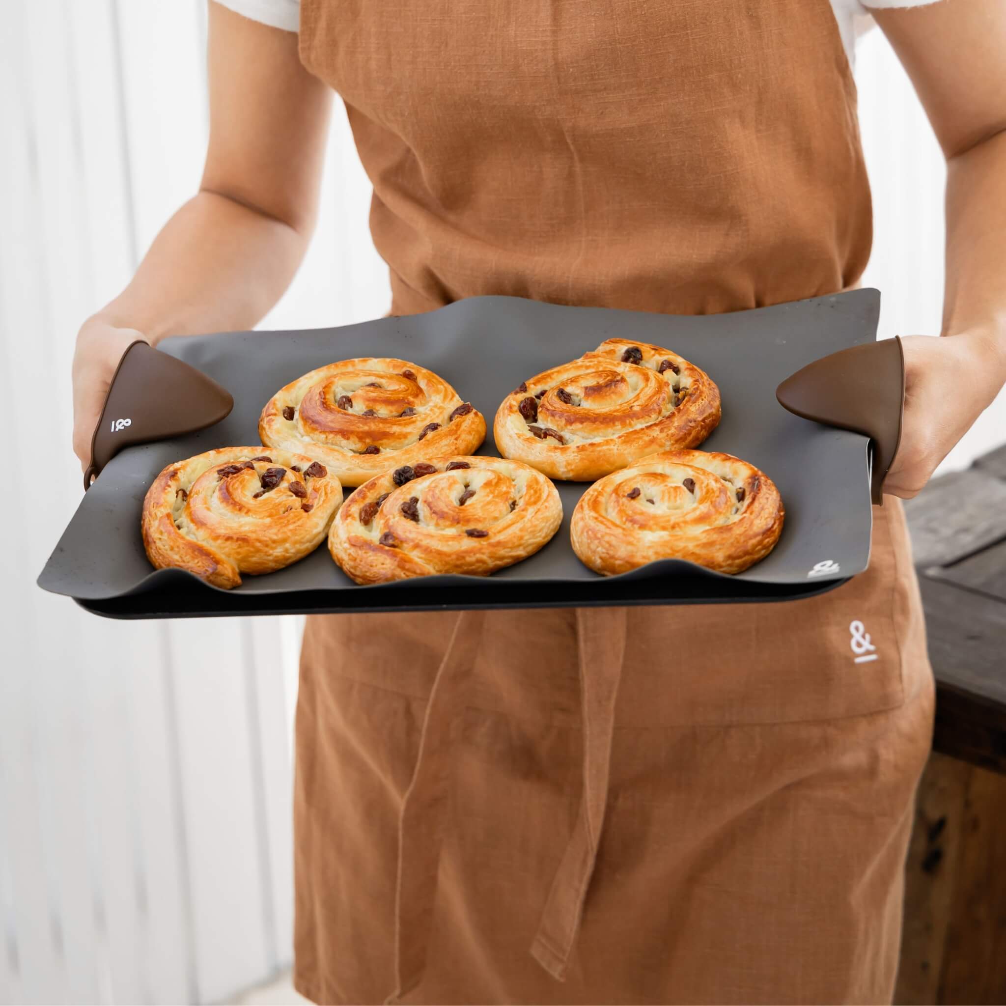 Heat-resistant-silicone-oven-mitts-in-clove-colour